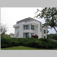 Richard Meier, Des Moines Art Center Addition, photo on homepages.bluffton.edu.jpg